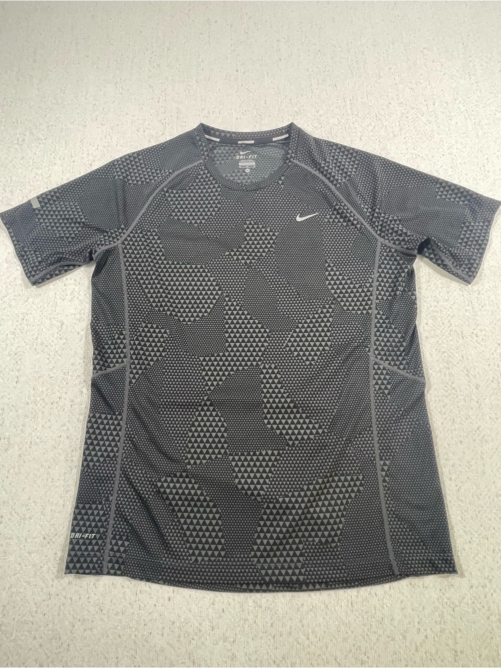 Nike Dri-FIT Men’s M Gray/Black Geometric Moisture Wicking Crew Tee.SKU#0621